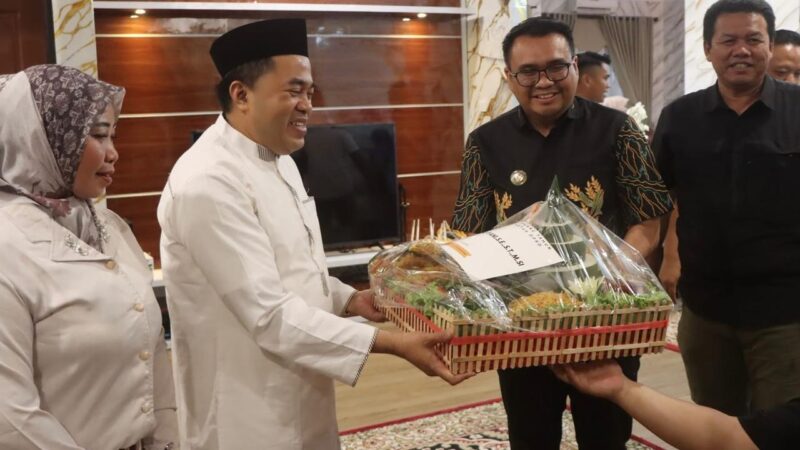 Ketua DPRD Kukar, Ahmad Yani menerima bingkisan dari Bupati Kukar, Aulia Rahman Basri