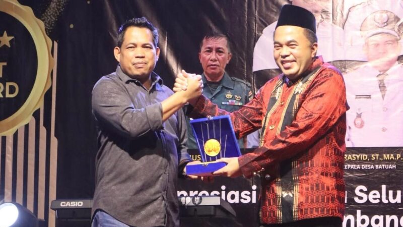 Kepala Desa Batuah, Abdul Rasyid menyerahkan penghargaan kepada Ketua DPRD Kukar, Ahmad Yani