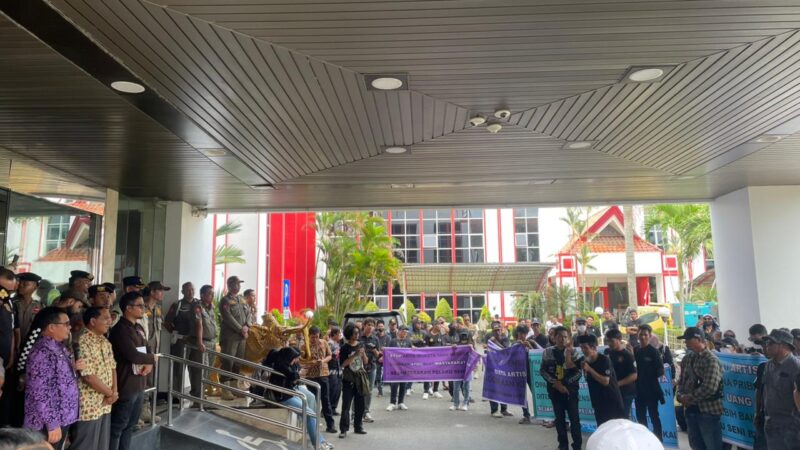 Aksi unjuk rasa dari Aliansi Peduli Kukar di Kantor Bupati Kukar (Latif)