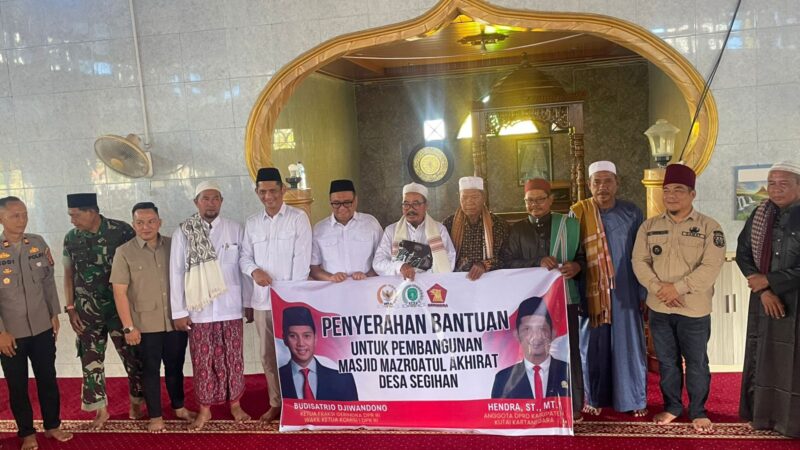 Penyerahan bantuan untuk Masjid di Desa Segihan Kecamatan Sebulu (Latif)