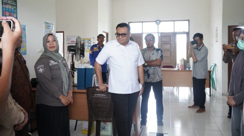 Bupati Kukar, Aulia Rahman Basri meninjau Pusban Desa Segihan (Eksposisi)
