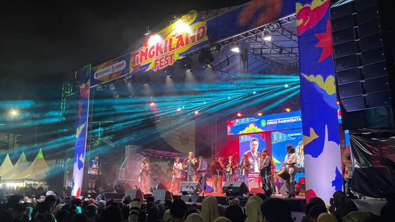 Grup band Element membawakan lagu hits yang dipadukan dengan alunan musik tingkilan khas Kutai (Latif)