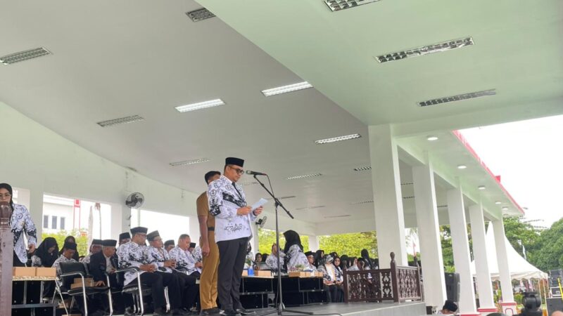 Bupati Kukar, Aulia Rahman Basri membacakan sambutan dalam upacara peringatan HUT ke-80 PGRI dan HGN (Latif)