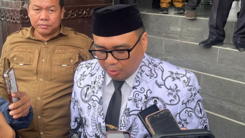 Bupati Kukar, Aulia Rahman Basri saat diwawancara (Latif)