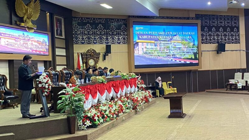 Sekda Kukar, Sunggono menyampaikan tanggapan Pemda dalam Rapat Paripurna ke-29 DPRD Kukar (Latif)