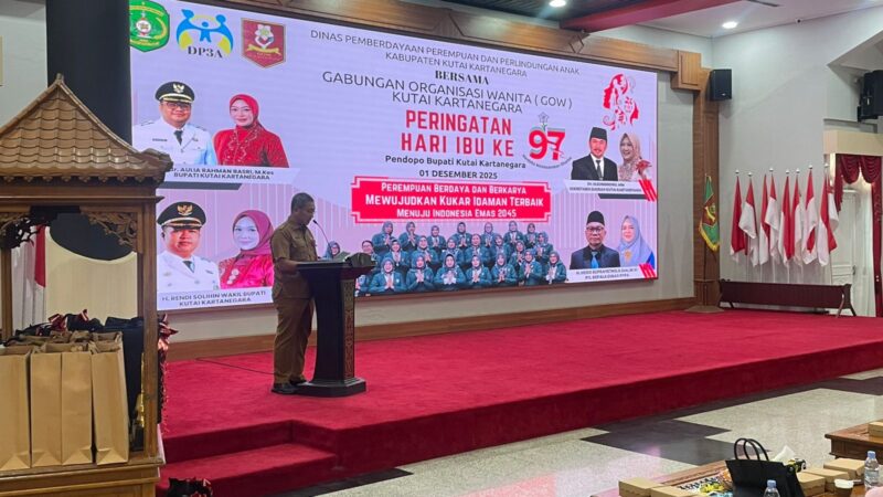 Asisten III Setkab Kukar, Dafip Haritanto saat memberikan sambutan dalam rangka peringatan Hari Ibu ke-97 (Latif)