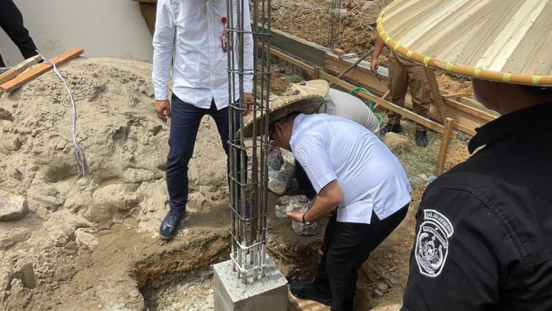 Bupati Kukar, Aulia Rahman Basri melakukan peletakan batu pertama pembangunan Kantor Desa Jembayan Tengah (Latif)