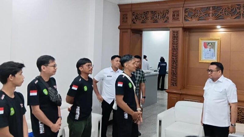 Bupati Kukar, Aulia Rahman Basri melepas Devan Febra untuk berlaga di Malaysia (Latif)