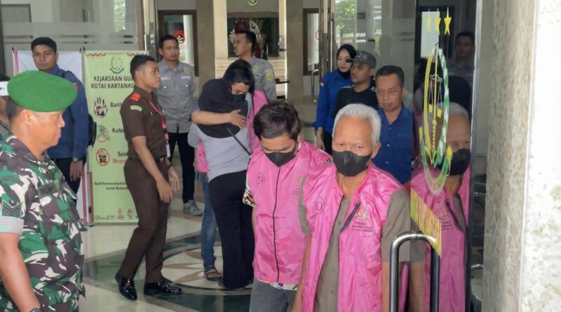 Empat Tersangka Dugaan Korupsi ditahan Kejaksaan Negeri Kutai Kartanegara (Latif)