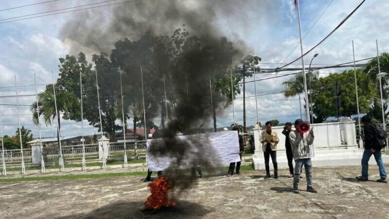 Aksi Demonstrasi di KPU Kukar (Latif/Eksposisi)
