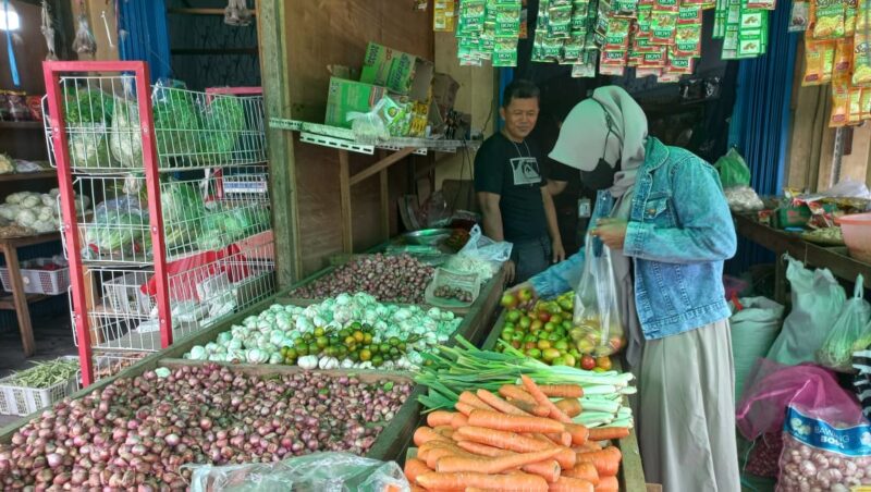 Suasana pasar di Tenggarong (Eksposisi)