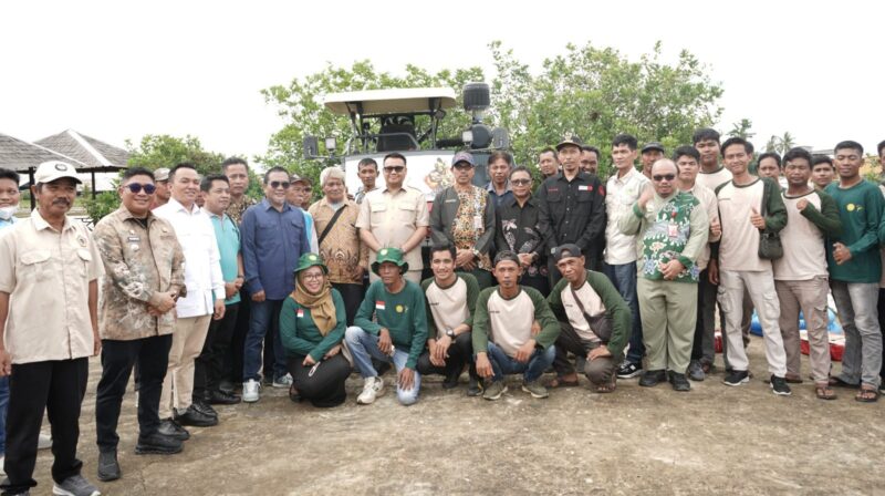Bupati Kukar, Aulia Rahman Basri memerahkan alsintan kepada petani (Eksposisi)
