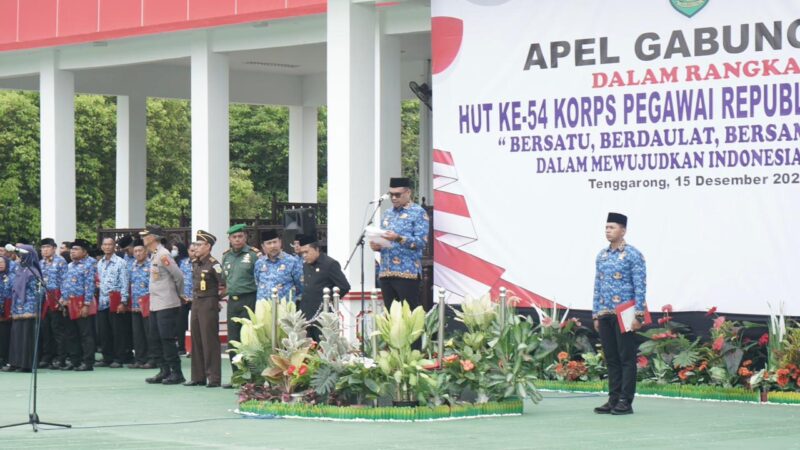 Bupati Kukar, Aulia Rahman Basri memimpin Apel Gabungan Korpri dalam Rangka HUT ke-54 Korpri tahun 2025 (Latif/Eksposisi)