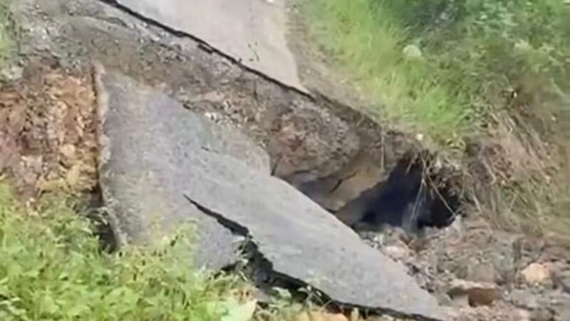 Jalan putus di Kelurahan Sungai Seluang Kecamatan Samboja, Kabupaten Kutai Kartanegara (Istimewa)