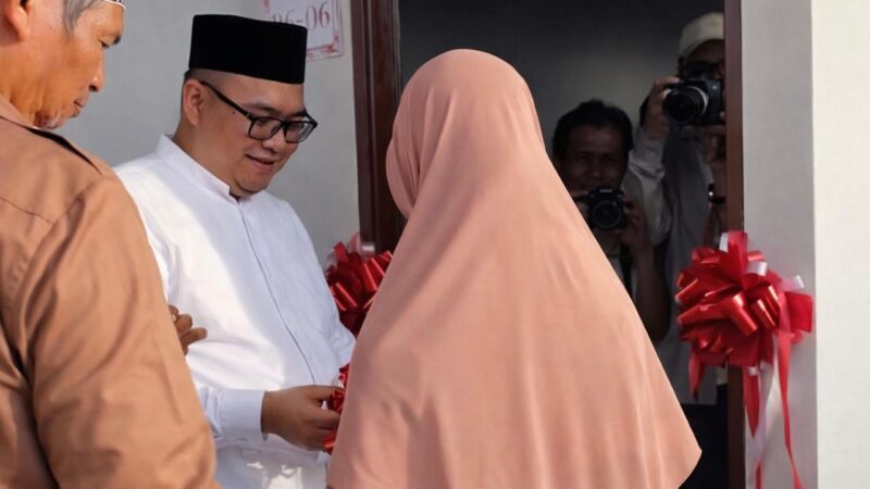 Penyerahan rumah oleh Bupati Kukar, Aulia Rahman Basri kepada Kafilah juara MTQ Nasional (Latif/Eksposisi)