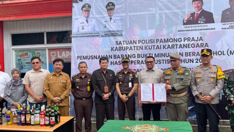 Pemusnahan ribuan botol miras hasil penindakan Satpol PP Kukar (Latif/Eksposisi)