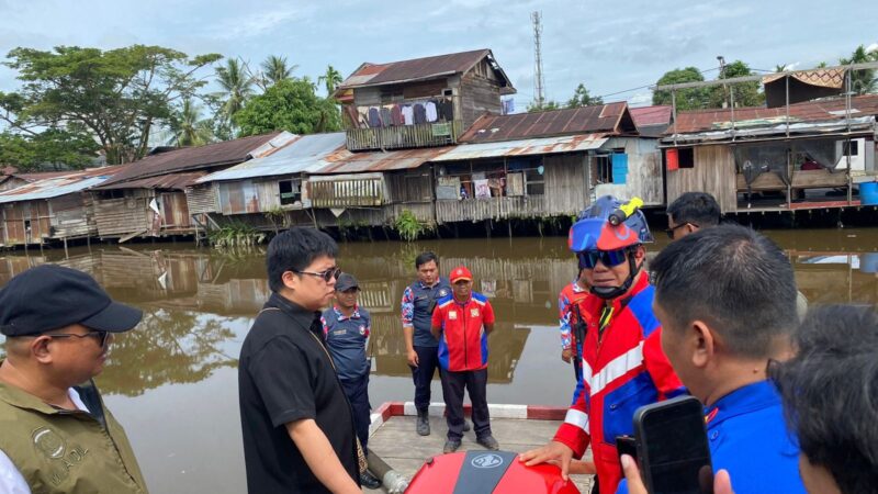 Wakil Bupati Kukar, Rendi Solihin didampingi jajaran Disdamkarmatan meninjau lokasi pemasangan hydrant kering di permukiman  Kecamatan Tenggarong (Latif/Eksposisi)