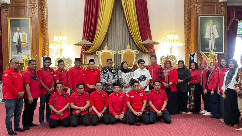 Kunjungan DPC PDI Perjuangan Kukar Ke Kedaton Kesultanan Ing Martadipura Kutai Kartanegara (Latif/Eksposisi)