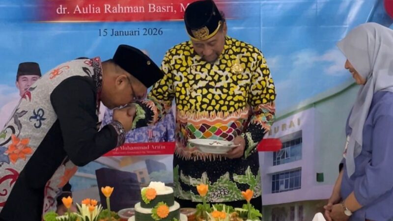 Bupati Kukar, Aulia Rahman Basri bersama Sultan Kutai Kartanegara Ing Martadipura, Aji Muhammad Arifin saat meresmikan gedung baru RSUD AM Parikesit (Latif/Eksposisi) 