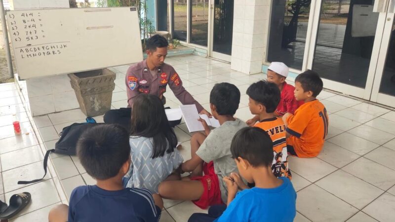 Personel Polsek KP Samarinda saat bersama anak-anak (Istimewa)