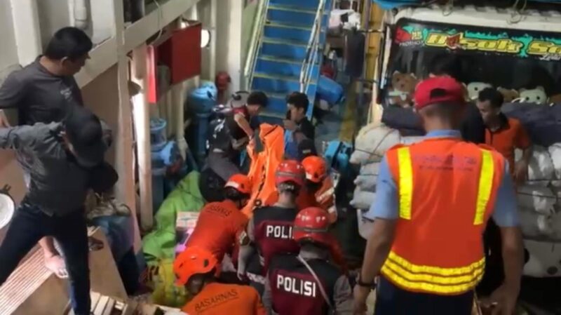 Evakuasi korban terjepit truk di Kapal KM Dharma Kartika IX (Istimewa)