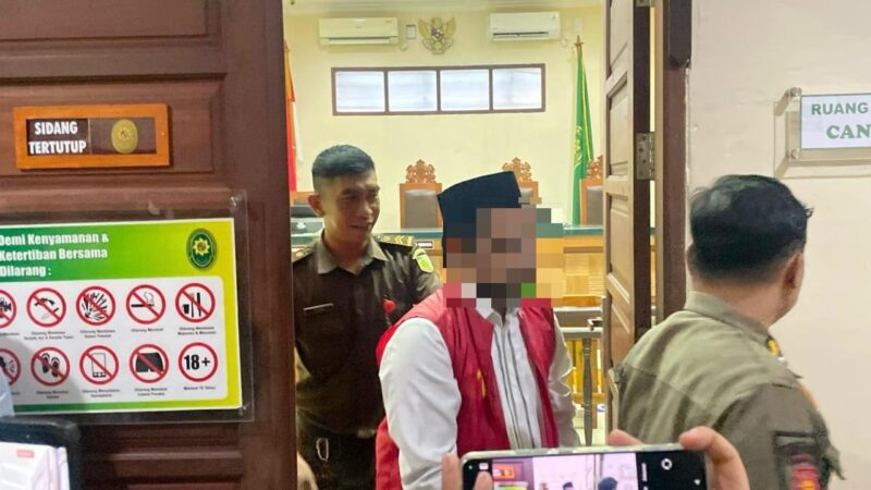 Terdakwa kasus pelecehan seksual anak di Pondok Pesantren Tenggarong Seberang usai menjalani sidang (Latif/Eksposisi)
