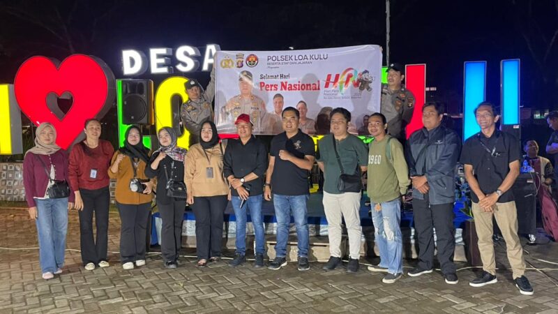 Kapolsek Loa Kulu bersama Kepala Desa Loa Kulu Kota dan sejumlah wartawan memperingati Hari Pers Nasional (Latif/Eksposisi)