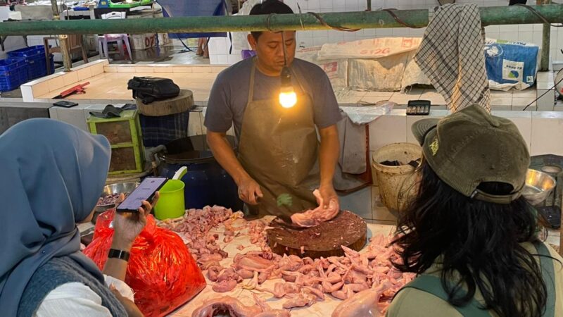 Lapak ayam potong di Pasar Mangkurawang (Latif/Eksposisi)