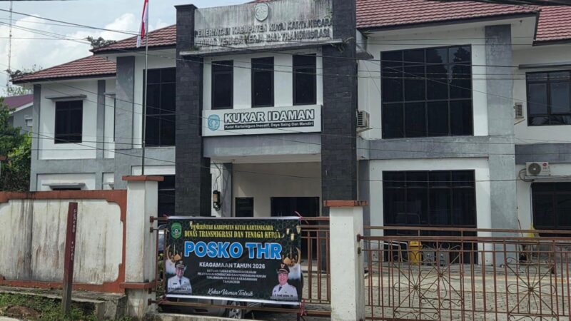 Posko Pengaduan THR dan BHR di halaman Kantor Distransnaker Kukar (Latif/Eksposisi)