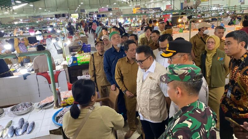 Bupati Kutai Kartanegara, Aulia Rahman Basri bersama jajaran Forkopimda meninjau harga dan ketersediaan bahan pokok di Pasar Mangkurawang (Latif/Eksposisi)