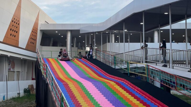 Perosotan pelangi di Tangga Arung Square (Latif/Eksposisi)