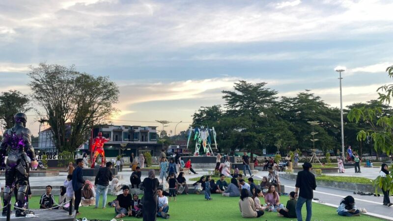 Para pengunjung memadati Taman Super Hero Tangga Arung Square  (Latif/Eksposisi)
