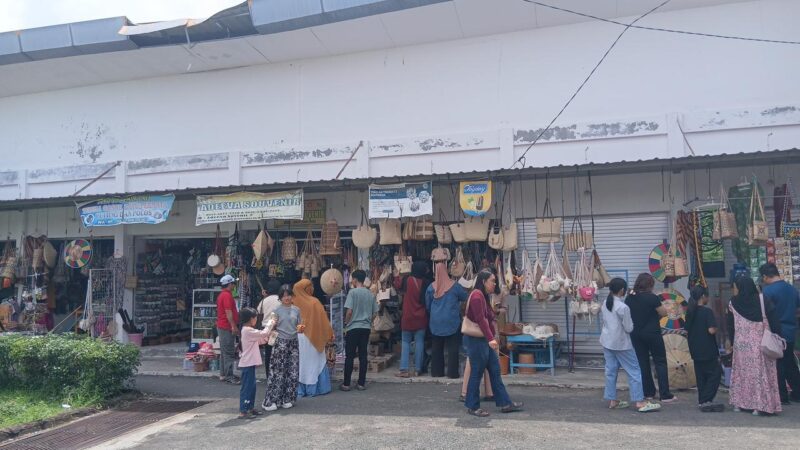 Pedagang souvenir khas Kalmantan di kawasan Museum Mulawarman (Latif/Eksposisi)