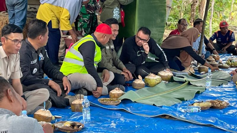 Bupati Kukar, Aulia Rahman Basri makan bersama Kelompok Tani Wana Agro Lestari usai panen raya padi sawah di Desa Mulawarman (Latif/Eksposisi)