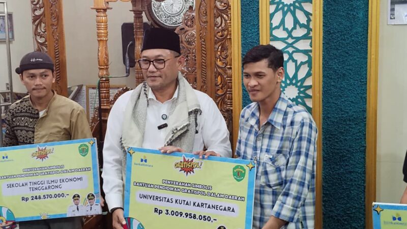 Penyerahan simbolis Beasiswa Gratispol oleh Wakil Gubernur Kaltim, Seno Aji kepada perwakilan Universitas Kutai Kartanegara (Latif/Eksposisi)