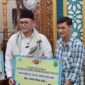 Penyerahan simbolis Beasiswa Gratispol oleh Wakil Gubernur Kaltim, Seno Aji kepada perwakilan  Universitas Kutai Kartanegara (Latif/Eksposisi)