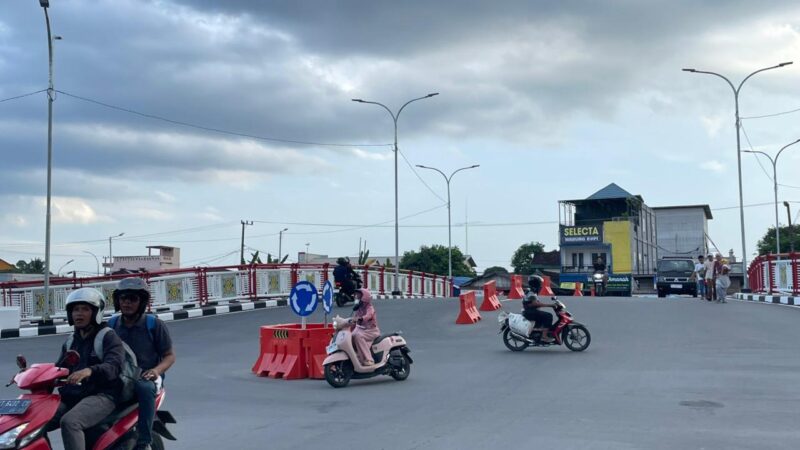 Suasana lalu lintas Jembatan Kedaton Agung (Latif/Eksposisi)