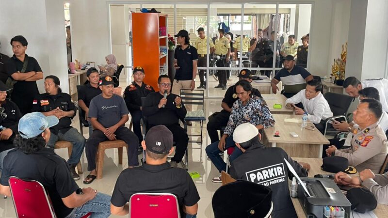 Mediasi antara massa aksi dengan Disperindagkop Kukar beserta pihak CV Ngayau Parking di Tangga Arung Square (Latif/Eksposisi)