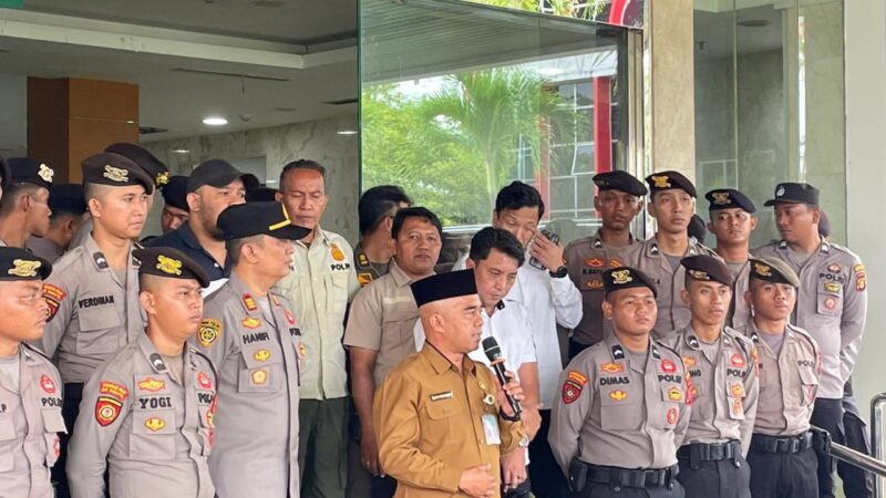 Asisten I Setkab Kukar, Ahmad Taufik Hidayat saat menerima massa aksi (Latif/Eksposisi)