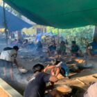 Masyarakat Desa Kedang Ipil bergotong royong menyangrai padi (Latif/Eksposisi)