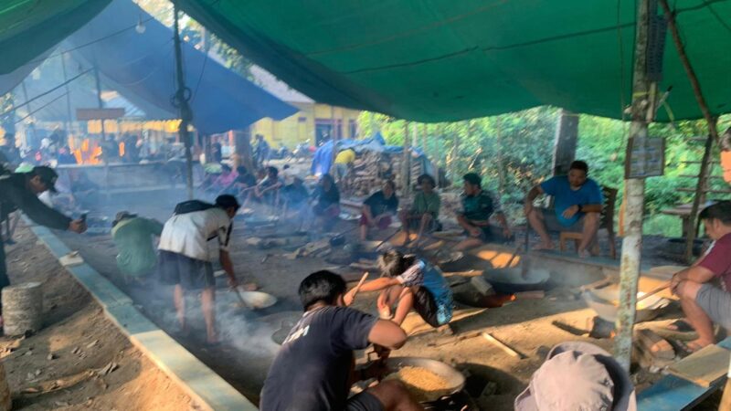 Masyarakat Desa Kedang Ipil bergotong royong menyangrai padi (Latif/Eksposisi)