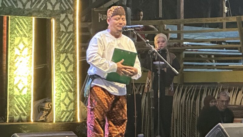 Hardin, menyampaikan protes di dalam acara seremoni Pembukaan Festival Adat Kutai Lawas 