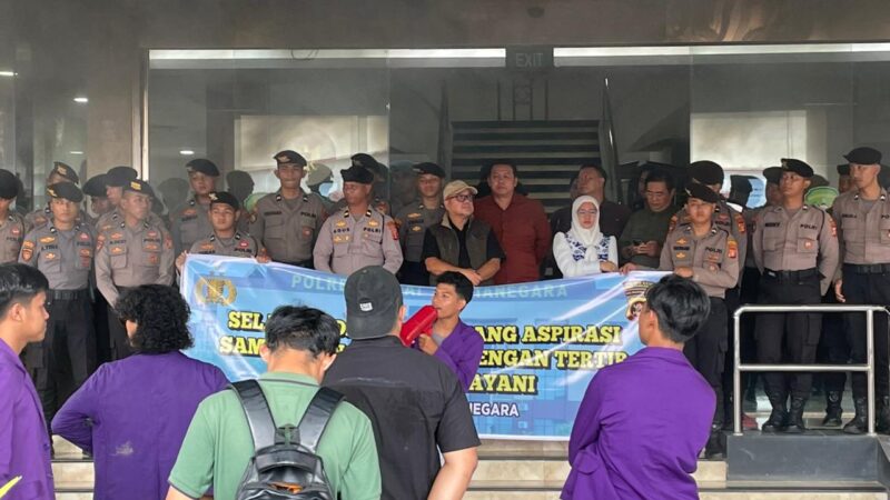 Aksi unjuk rasa oleh Aliansi Mahasiswa Kukar Melawan di Kantor Bupati Kukar (Latif/eksposisi)