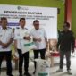 Penyerahan bantuan beras oleh Bupati Kukar, Aulia Rahman Basri kepada masyarakat terdampak banjir di Desa Rapak Lambur (Latif/Eksposisi)