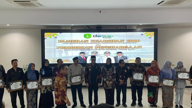 Pemberian penghargaan kepada OPD dan pengelola arsip dalam acara Pameran Kearsipan 2026 (Latif/Eksposisi)