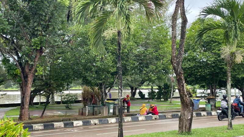 Ilustrasi petugas kebersihan Kukar yang sedang beristirahat (Latif/Eksposisi)