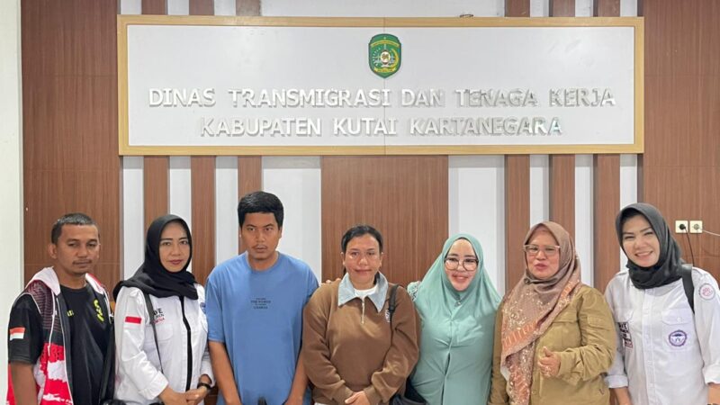 Korban PHK mendatangi Kantor Dinas Transmigrasi dan Tenaga Kerja Kukar (Latif/Eksposisi)