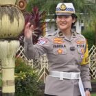 IPDA Fabiola Umaida sedang mengatur lalu lintas di Tenggarong (Istimewa)