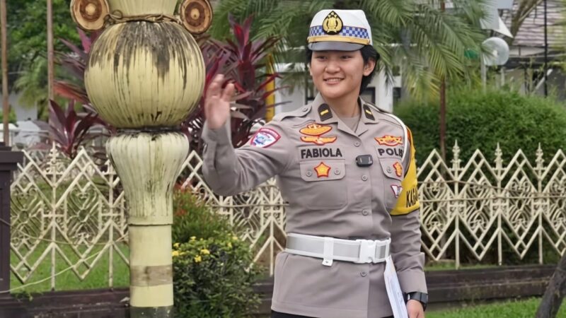 IPDA Fabiola Umaida sedang mengatur lalu lintas di Tenggarong (Istimewa)