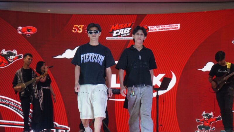 Fashion Show hasil karya kreativitas UMKM di sela acara Musancab DPC PDI Perjuangan Kukar (Latif/Eksposisi)